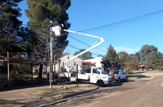 CELT. Informa: Continúa la obra de instalación de fibra óptica en Villa Ventana